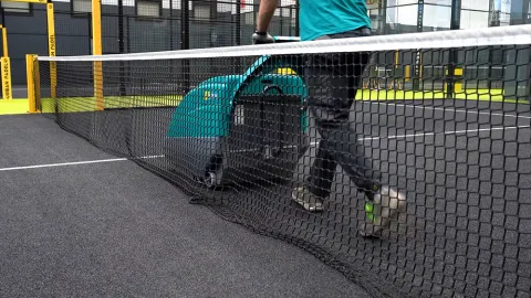 KOBRA P - BALAYEUSE AUTOTRACTEE à batterie spéciale terrains de Padel Balayeuses