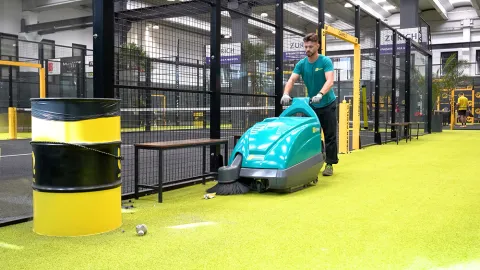 KOBRA P - BALAYEUSE AUTOTRACTEE à batterie spéciale terrains de Padel Balayeuses