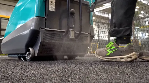 KOBRA P - BALAYEUSE AUTOTRACTEE à batterie spéciale terrains de Padel Balayeuses