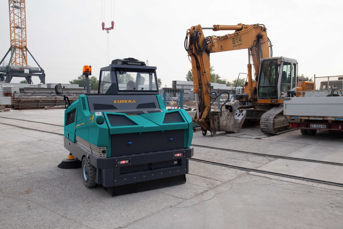 BULL 200 – BALAYEUSE AUTOPORTEE INDUSTRIELLE A BENNAGE HYDRAULIQUE Balayeuses