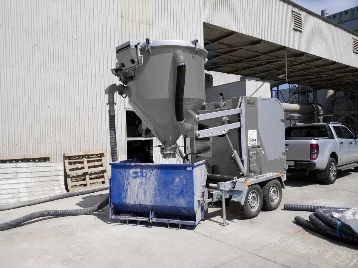 Aspirateur Thermique sur Remorque avec trémie intégré 55KW Remorque et skid