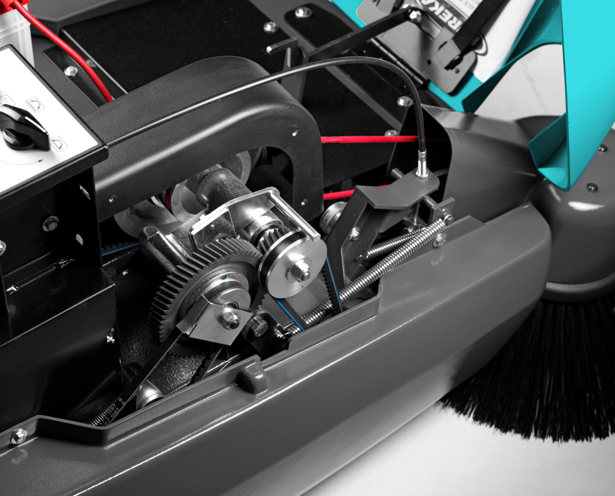 KOBRA BALAYEUSE AUTOTRACTEE Balayeuses