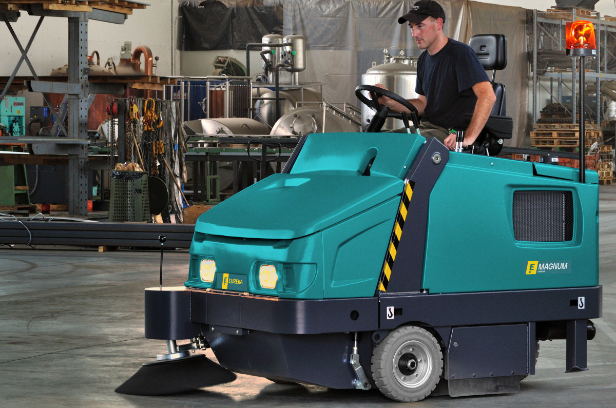 MAGNUM | BALAYEUSE AUTOPORTEE A BENNAGE HYDRAULIQUE Balayeuses