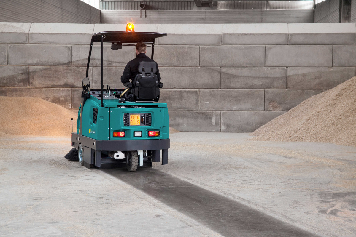 MAGNUM | BALAYEUSE AUTOPORTEE A BENNAGE HYDRAULIQUE Balayeuses