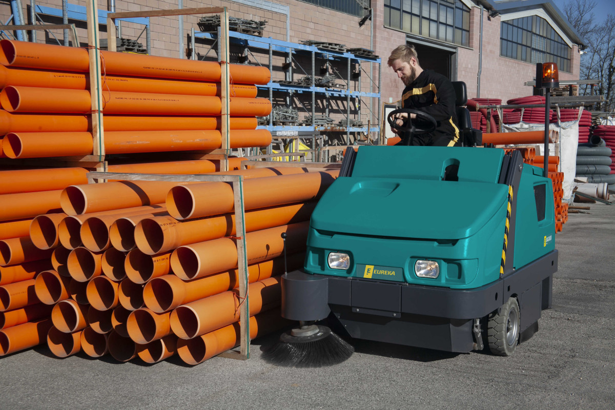 MAGNUM | BALAYEUSE AUTOPORTEE A BENNAGE HYDRAULIQUE Balayeuses